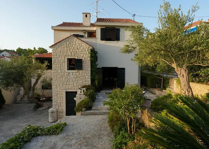 Family Rosin With Garden&pool * Milna (Brac)